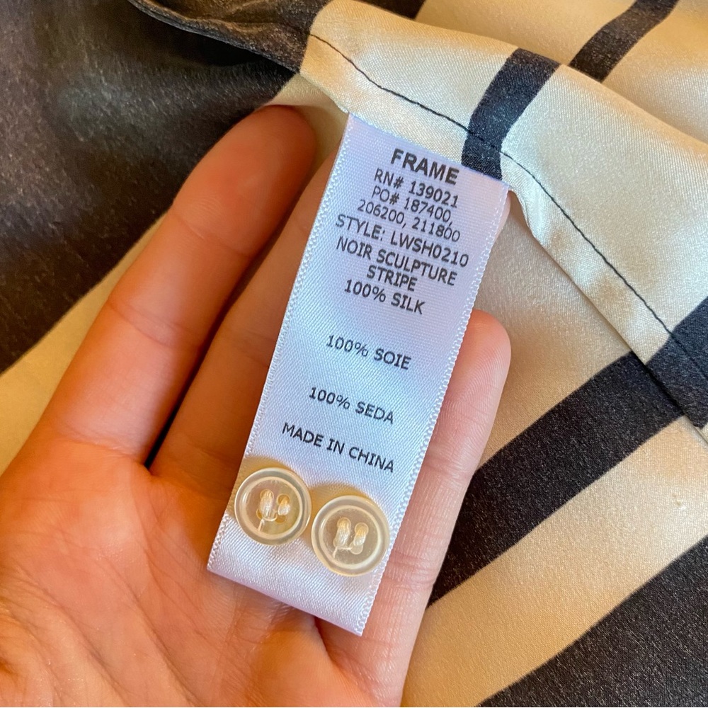 FRAME Denim Le Essential Blouse in Noir Sculpture Stripe 100% Silk s.S NWOT - Picture 6 of 10